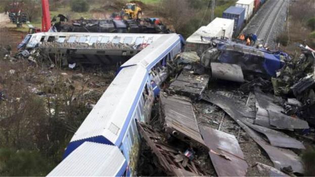 Terribile schianto tra due treni a Larissa: il bilancio è drammatico