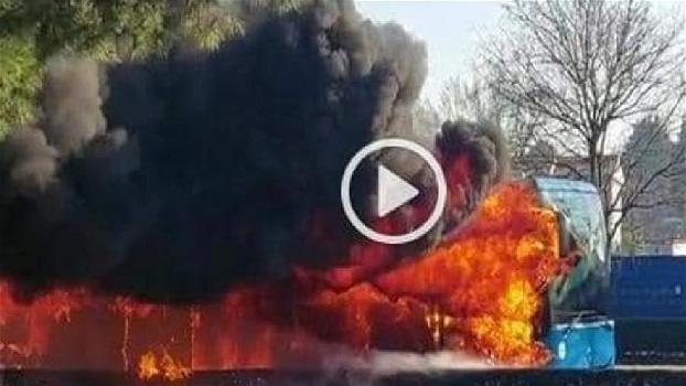 Autobus va a fuoco e si schianta in un fosso: è una strage