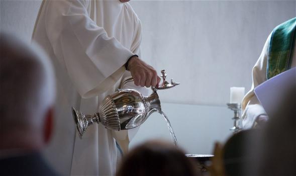 Parroco nega battesimo a bimba: il motivo è assurdo