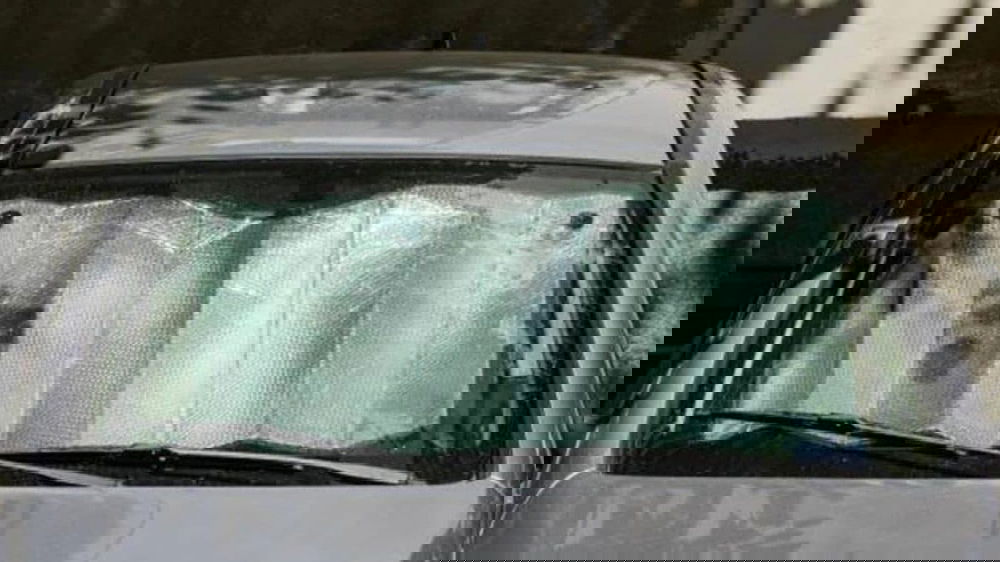 80enne e la badante beccati in auto nel parcheggio davanti la scuola