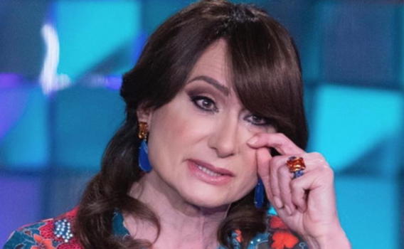 Luxuria in lacrime in Tv: “Sono andata dal prete e lui mi ha preso..”