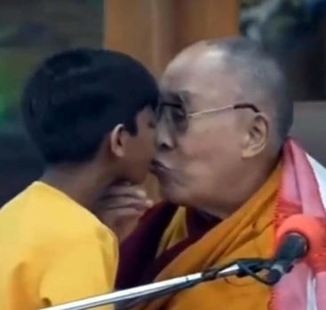 Il Dalai Lama chiede al bimbo di succhiargli la lingua: è polemica