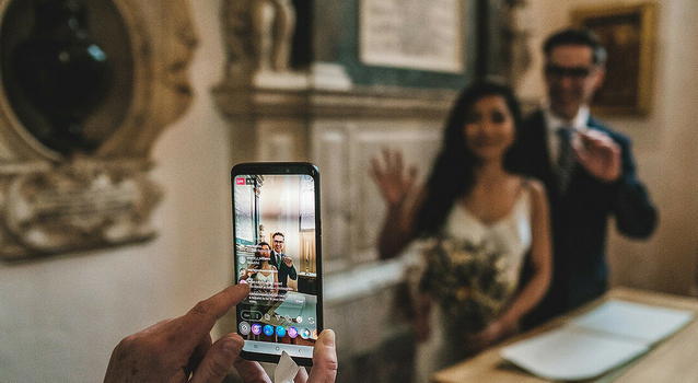 Invitati al matrimonio, ma è choc per la “bustarella”