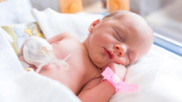 Bambina in un cassonetto, il racconto choc: “Ecco come l’ho trovata”