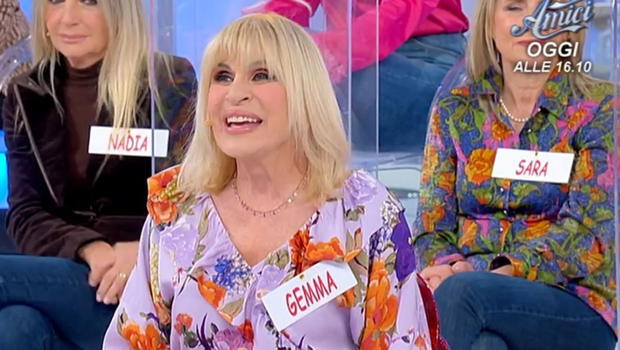 Gemma Galgani, le foto scandalo. Apre la vestaglia e si fa vedere così