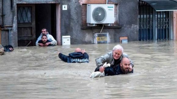 Alluvione Emilia Romagna, sale il numero delle vittime: è corsa contro il tempo