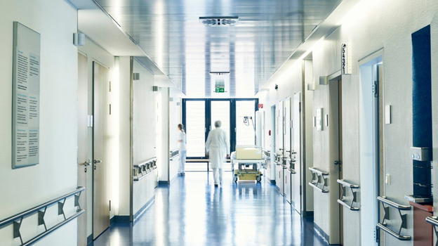 Trovata morta su una barella dopo tre giorni al pronto soccorso