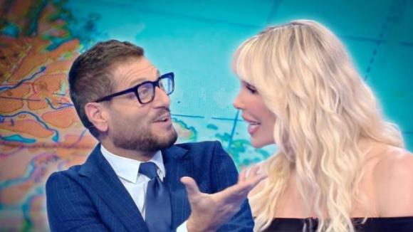 Scintille tra Ilary ed Enrico Papi, la frase che lascia il pubblico allibito:"Hai la boc…"