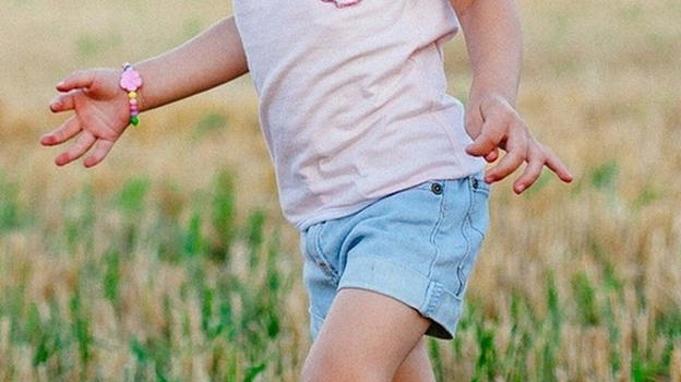 Mia figlia di 3 anni ha paura di indossare i pantaloncini per colpa di mia suocera