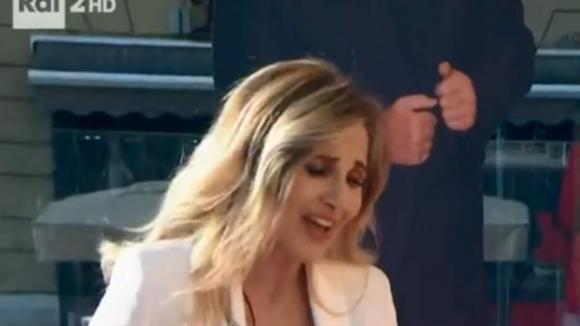 Lorella Cuccarini si presenta in diretta solo con un reggiseno
