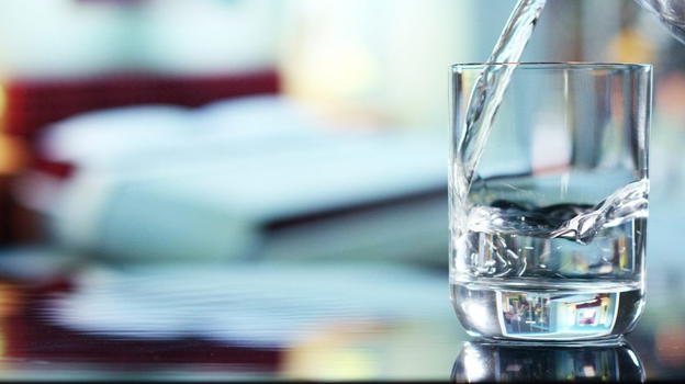 Perché bisogna mettere sempre un bicchiere d’acqua sopra il comodino