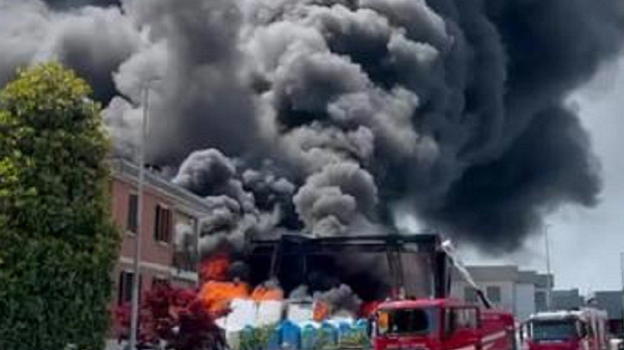 Italia, gigantesco incendio sta divorando tutto. L’ordinanza: "Non uscite di casa"