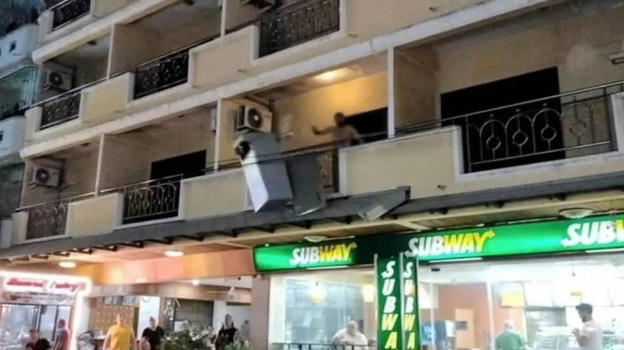 Dopo una notte di eccessi iniziare a buttare tutti i mobili dal balcone