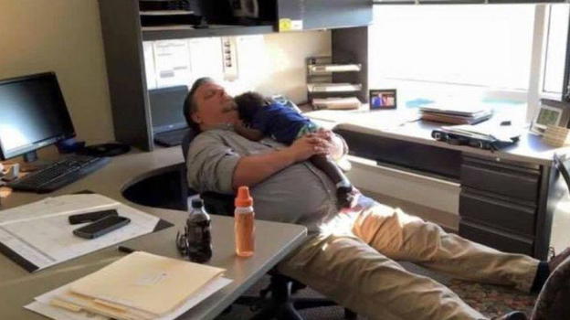 Sospetta che il marito la tradisca, quando lo spia nel suo ufficio scoppia in lacrime