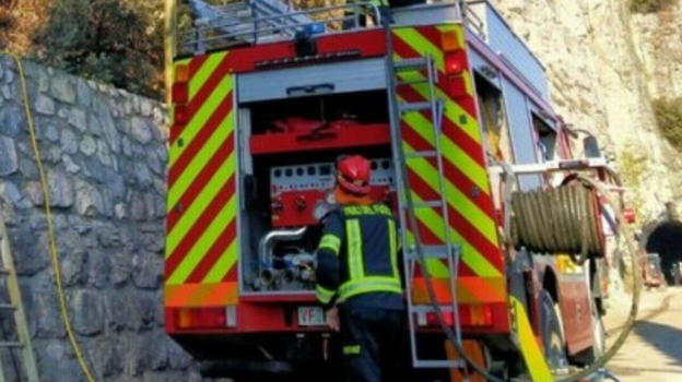 Italia, scuolabus esce di strada e finisce in una scarpata: decine di bimbi a bordo