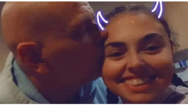 Rientra a casa e trova la moglie a letto: "Mi ha tradito con mio padre"
