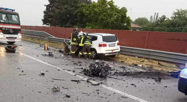 Terribile incidente poco fa in Italia, l’impatto è stato fatale: auto disintegrata