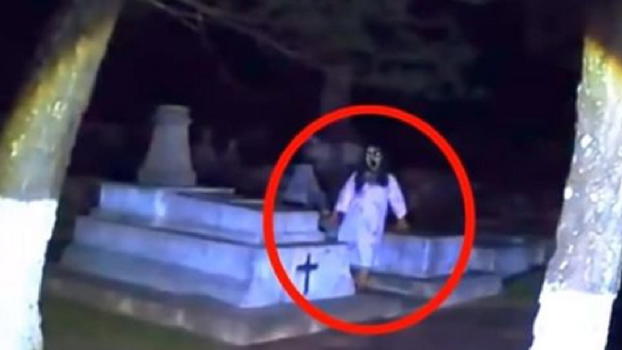“Venite polizia”, al loro arrivo trovano qualcosa di orribile al cimitero