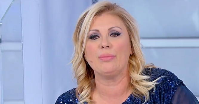 Uomini e Donne, si mette male per Tina Cipollari: “Fuori dal programma”