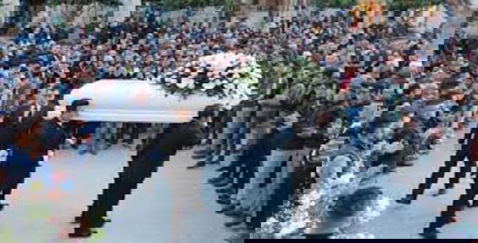 Va a pregare sulla tomba dei genitori e trova la morte