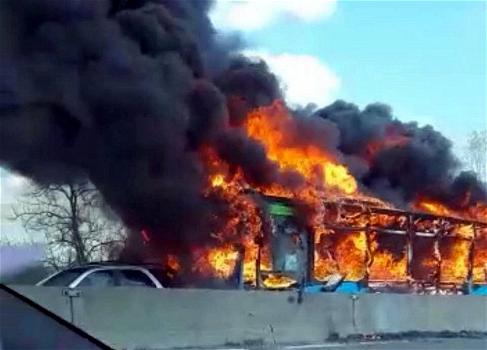 Tragedia in Italia, scuolabus con 70 studenti in fiamme