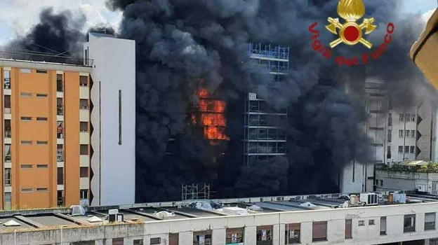 Italia, un boato fortissimo: nube nera visibile a chilometri