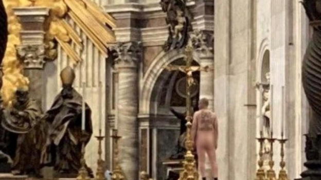 San Pietro, uomo senza nessun indumento sull’altare
