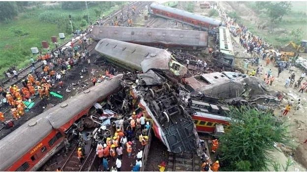 Scontro tra 2 treni: centinaia di persone intrappolate sotto i vagoni