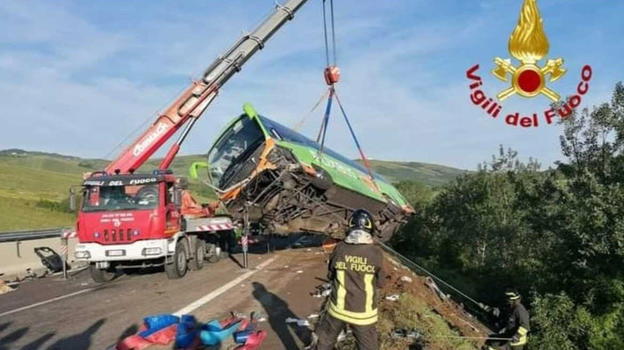 Italia, autobus carico di passeggeri finisce in una scarpata