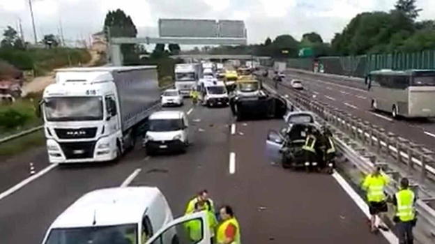 Italia, inferno in autostrada: soccorsi e ambulanze sul posto