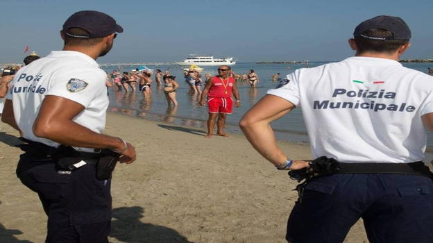 Donna lo fa in spiaggia davanti a numerosi bambini: un padre si infuria e…