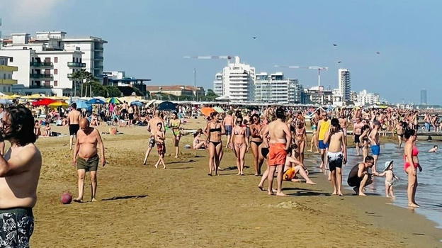 Italia, donna in spiaggia mentre va in bagno: l’accusa