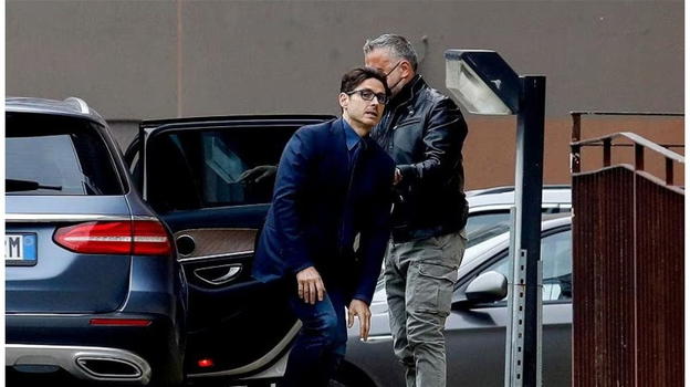 L’annuncio in lacrime di Pier Silvio Berlusconi, applausi e commozione