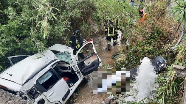 Italia, auto con intera famiglia precipita in una scarpata