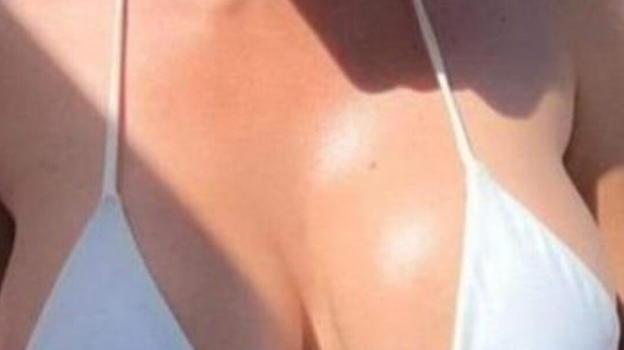 Va al mare, ma mentre il marito le scatta una foto lei lo provoca