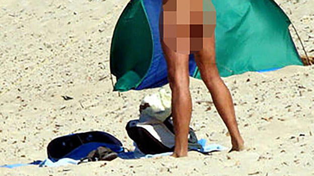 Anziano 80enne lo fa in spiaggia davanti a tutti, il papà di una ragazzina però…