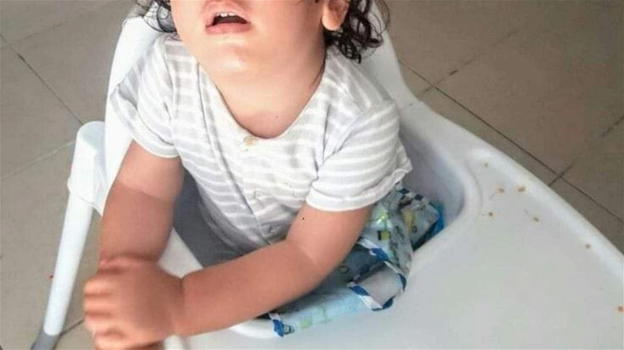 Chiude gli occhi e trema, la nonna si avvicina e rimane sbalordita