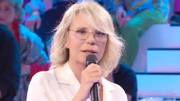 Maria De Filippi beccata in spiaggia con lui: con chi ha ritrovato il sorriso