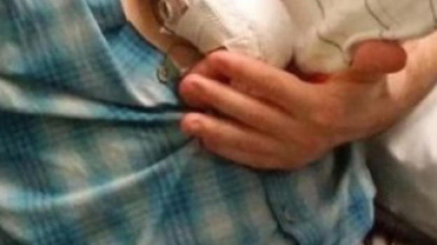 Nasce il figlio e lo coccola, ma l’infermiera glielo strappa dal petto
