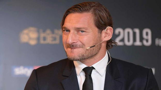 Francesco Totti e Noemi Bocchi, aria di crisi: lui ora ha occhi solo per la famosa…