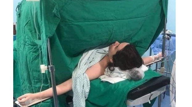 Devono operarla, i chirurghi le tolgono gli slip e piangono a dirotto
