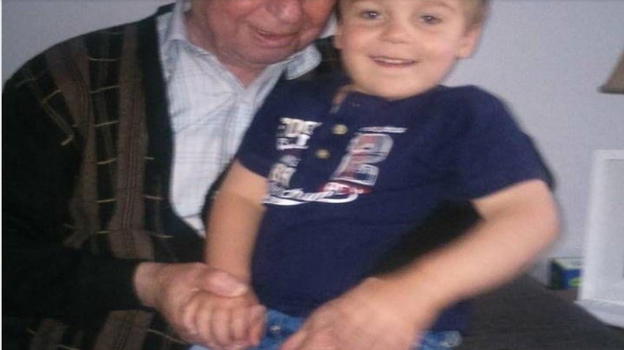 Il nonno vola via 5 anni fa ma il nipotino dice di vederlo sul divano ogni sera