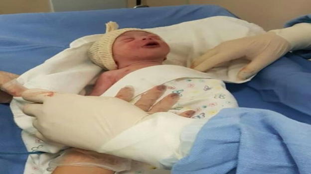 Nasce sano, poi i medici urlano contro la madre: hanno scoperto che lei…