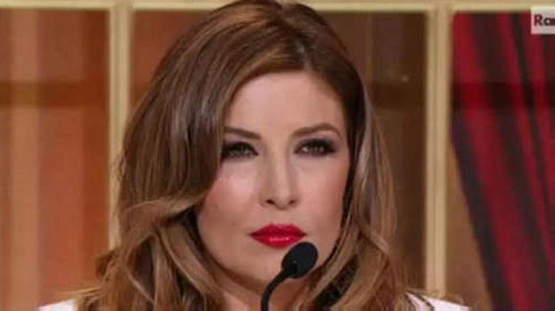“Maria, perché l’hai fatto?”. La Lucarelli non si trattiene sulla De Filippi