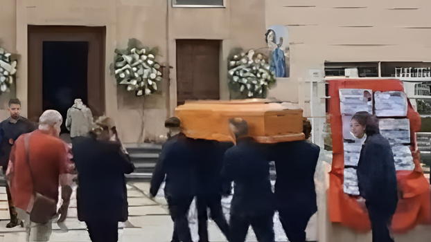 Giulia e Thiago, è successo sulla bara durante i funerali