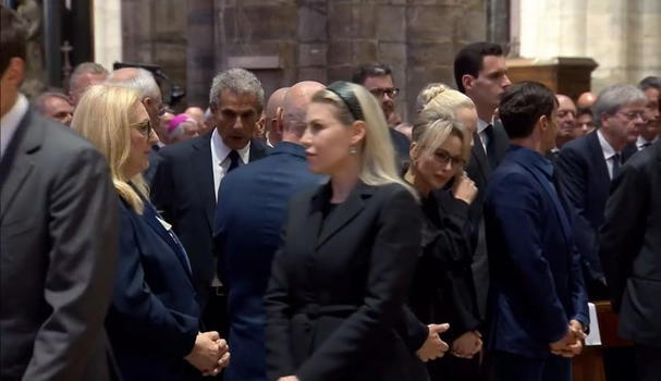 Silvio Berlusconi, è successo durante i funerali. Le telecamere hanno ripreso tutto