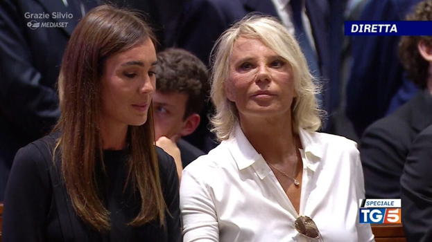 Maria De Filippi: ecco perché era vestita di bianco al funerale di Berlusconi