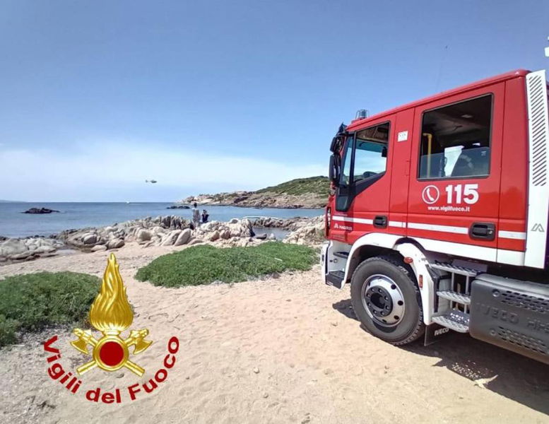 Prendeva il sole in spiaggia: muore schiacciato da un masso. Frana forse  causata dalla nipote - ilGiornale.it