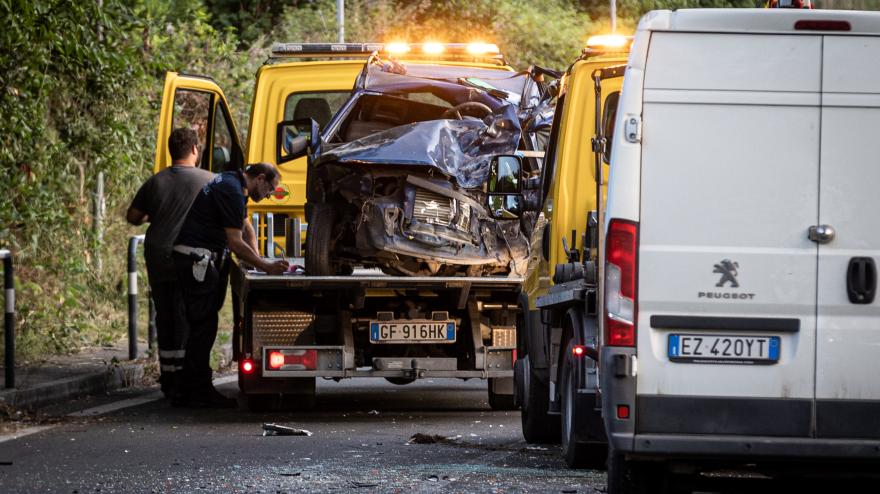 Roma: auto contro un bus sulla Nomentana, muore donna di 62 anni che era  andata a prendere il nipote in piscina- Corriere TV