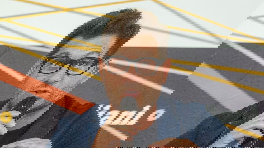 Enrico Papi furioso: Avete rotto i cog*ioni, quando si supera il limite  scatta la denuncia